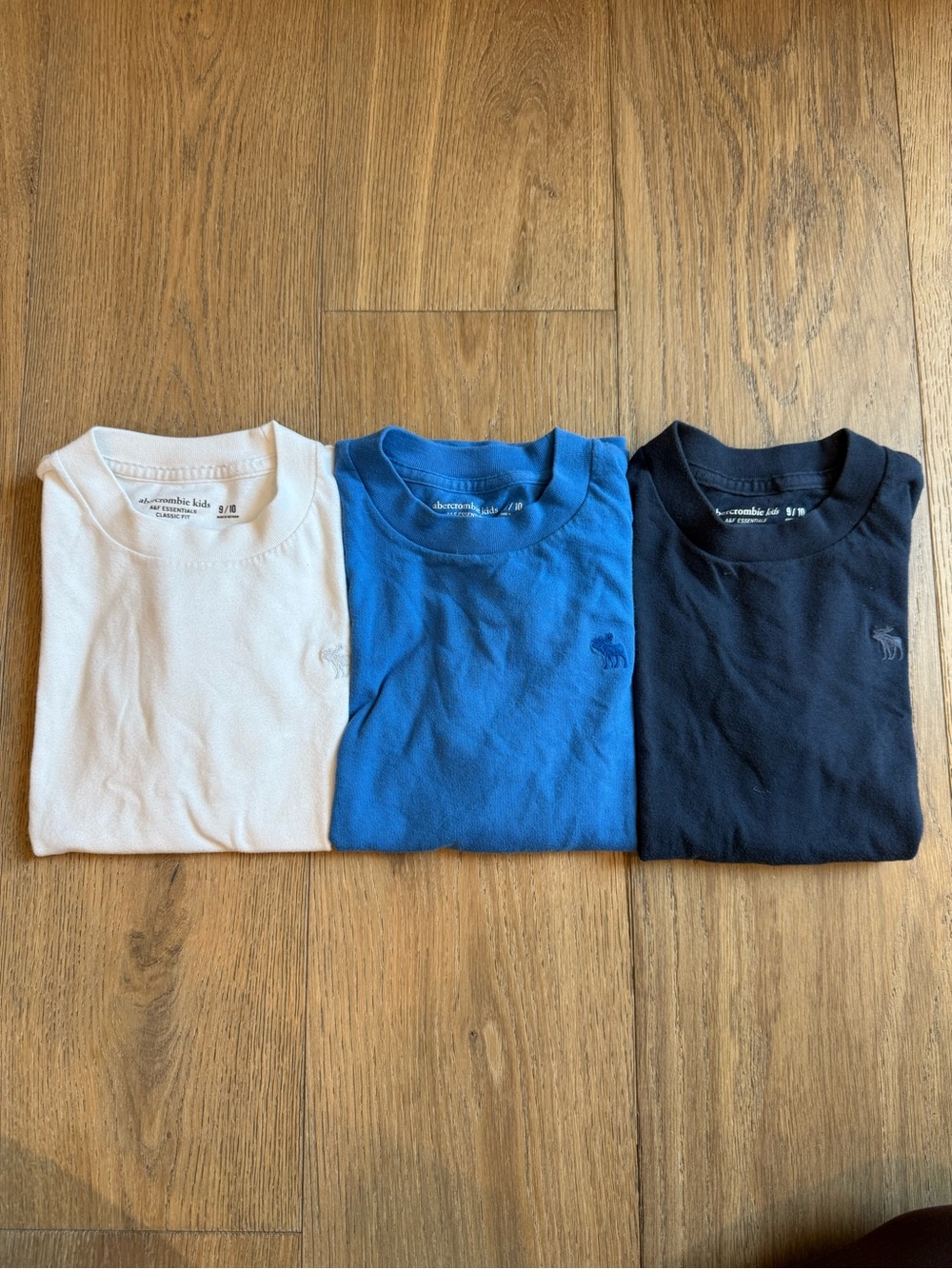abercrombie kids White, Blue & Navy Short Sleeve Crew Tees 9-10yr
